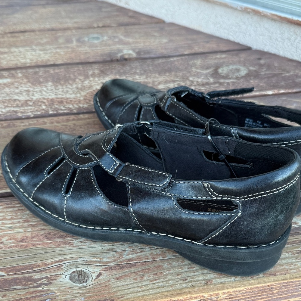 Clarks Black Leather Cut-Out Flats - Picture 5 of 5